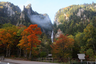 北海道中部:层云峡的红叶