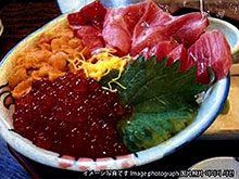 Three-color bowl of rice topped with raw sea urchin, salmon roe, and salmon(S.¥2000 M.¥2500 L.¥3000)